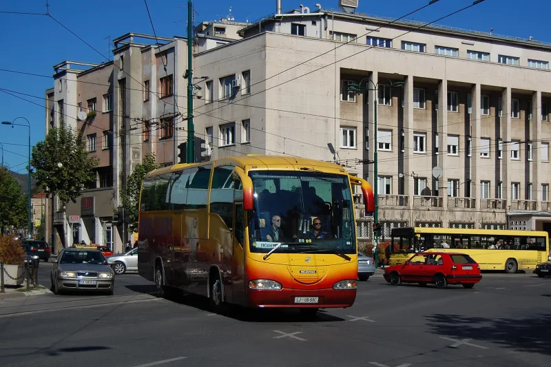 Autobús de Beno Tours en una calle de Sarajevo