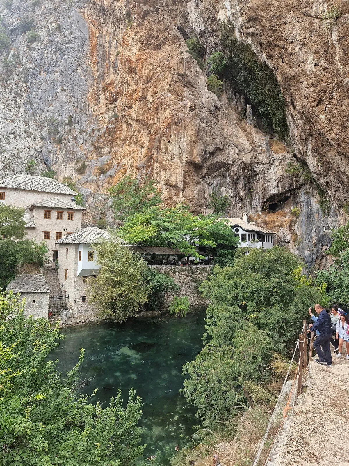 Blagaj Tekke junto al manantial de Buna y al acantilado de piedra caliza