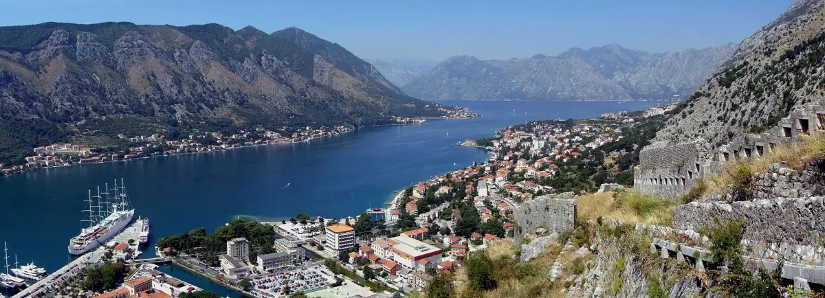 El casco antiguo de Kotor y la bahía de Kotor vistos desde la muralla de la ciudad