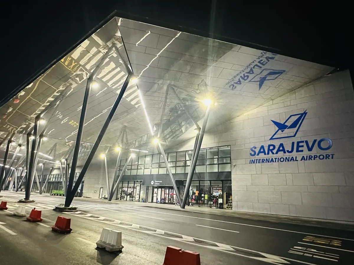 Exterior de la terminal del aeropuerto internacional de Sarajevo