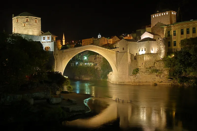 Stari Most iluminado por la noche en Mostar