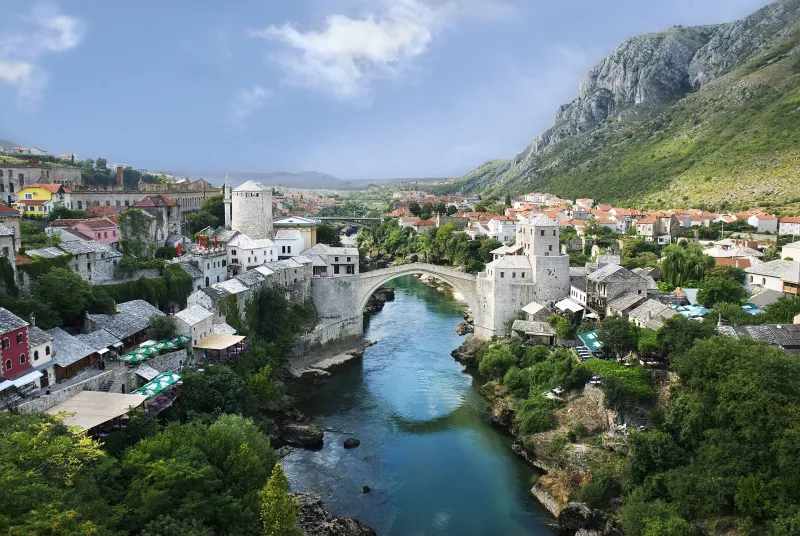 Panorama del casco antiguo y puente Stari Most sobre el río Neretva en Mostar