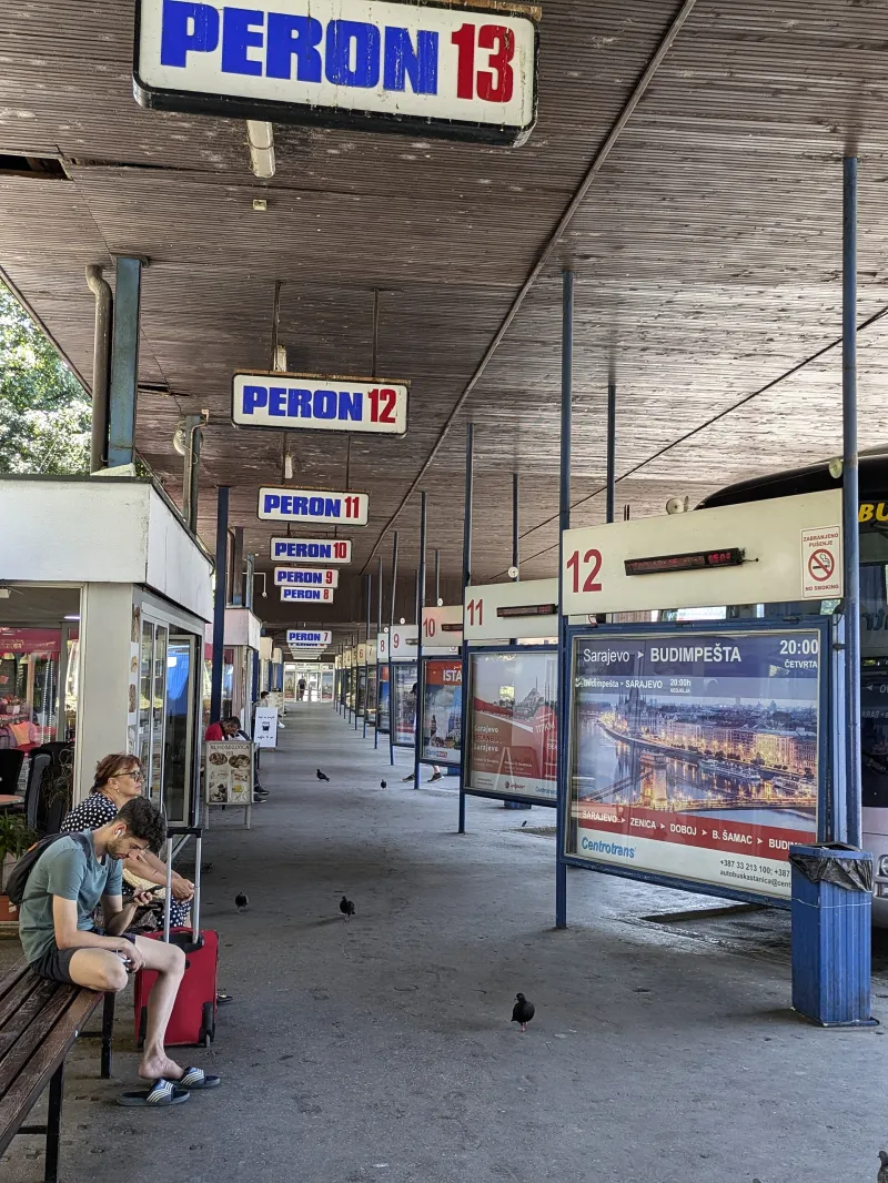 Andenes dentro de la estación de autobuses de Sarajevo que se muestran en la fotografía citada.