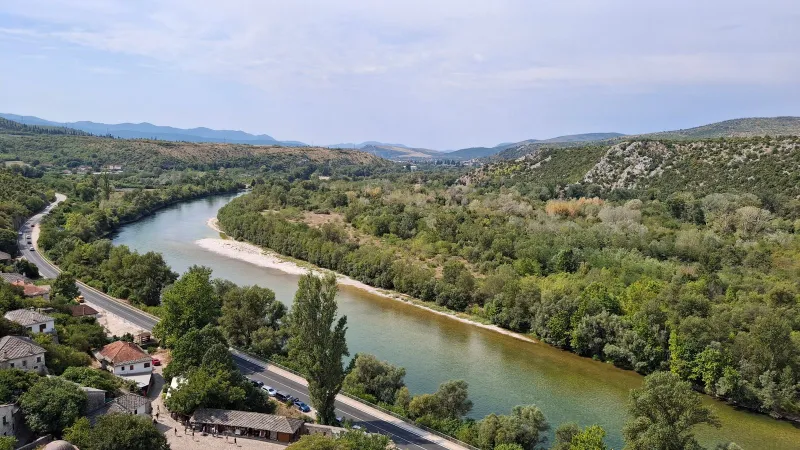 Paisaje del río Neretva en Salakovac en Bosnia y Herzegovina